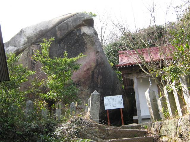 八畳岩と太祖神社（旧妙見社）